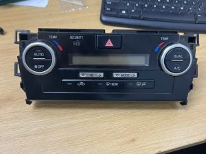 BẢNG ĐIỀU HOÀ TOYOTA CAMRY 55900-06420